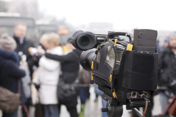 Cubriendo un evento con una cámara de vídeo — Foto de Stock