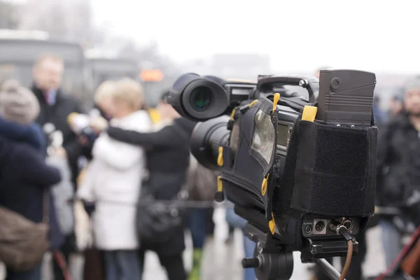 Täcker en händelse med en videokamera — Stockfoto