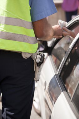 Polis memuru trafik kontrolü yapıyor
