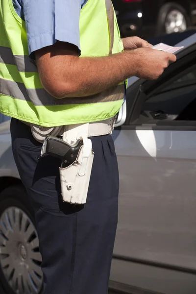 Сотрудник полиции, осуществляющий дорожный контроль — стоковое фото