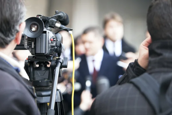 Täcker en händelse med en videokamera — Stockfoto