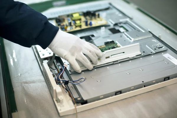 Lavoro manuale nell'industria elettronica — Foto Stock