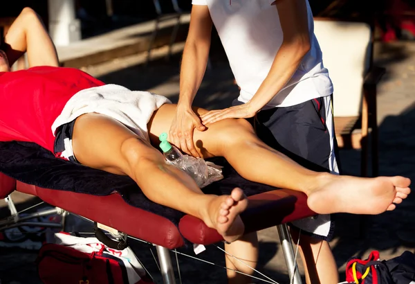 Massagem desportiva Fotos De Bancos De Imagens