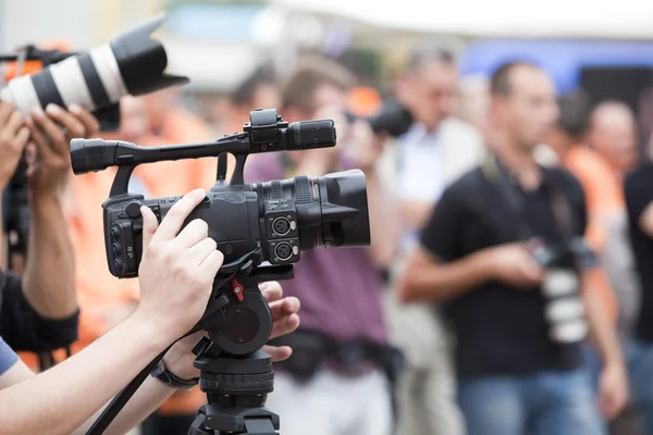 Täcker en händelse med en videokamera — Stockfoto