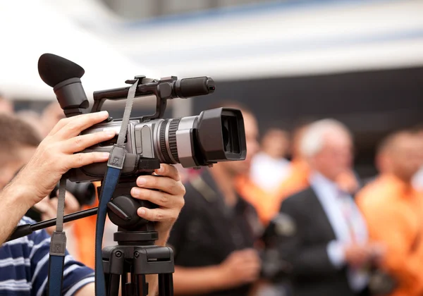 Cobrindo um evento com uma câmera de vídeo — Fotografia de Stock