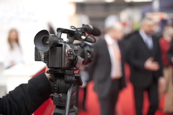 Cubriendo un evento con una cámara de vídeo — Foto de Stock