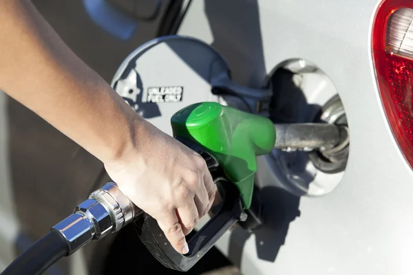 Vehículo de repostaje en la gasolinera — Foto de Stock