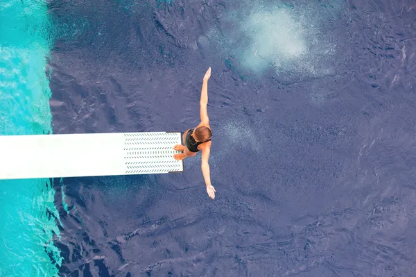 Meisje permanent op duikplank, de voorbereiding om te duiken — Stockfoto