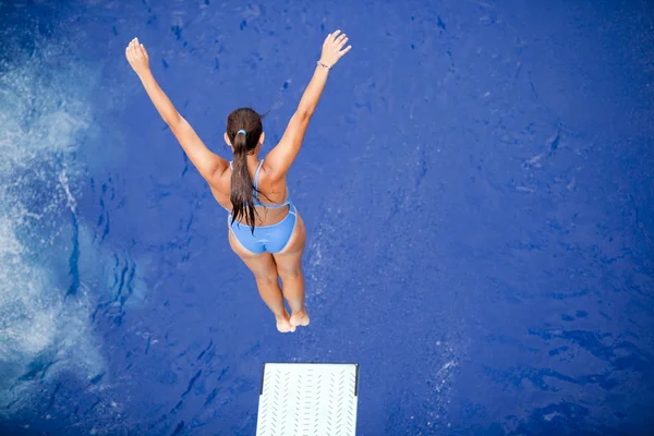 スイミング プールのジャンプ — ストック写真