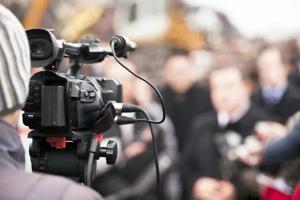 Die betrekking hebben op een gebeurtenis met een videocamera — Stockfoto