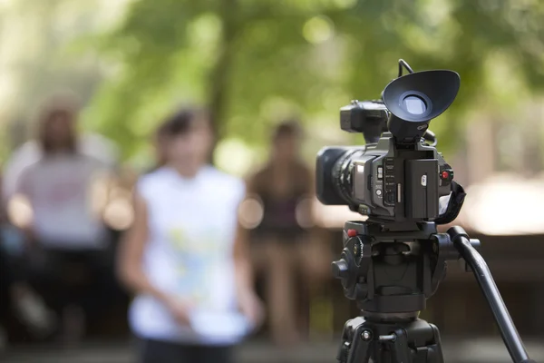 Täcker en händelse med en videokamera — Stockfoto