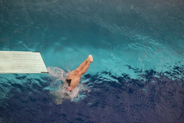 Mädchen stürzt in den Pool — Stockfoto