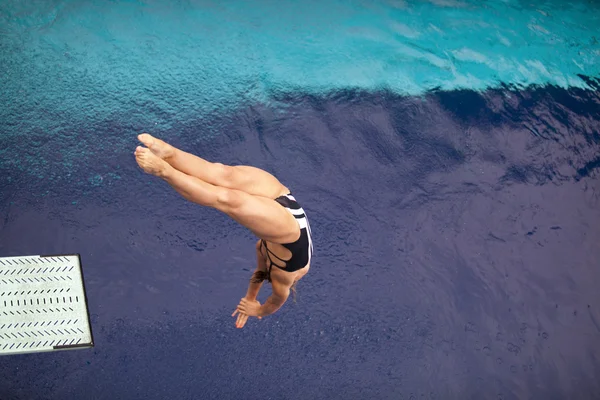 Mädchen stürzt in den Pool — Stockfoto