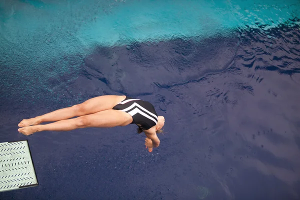 Fille plongée dans la piscine — Photo