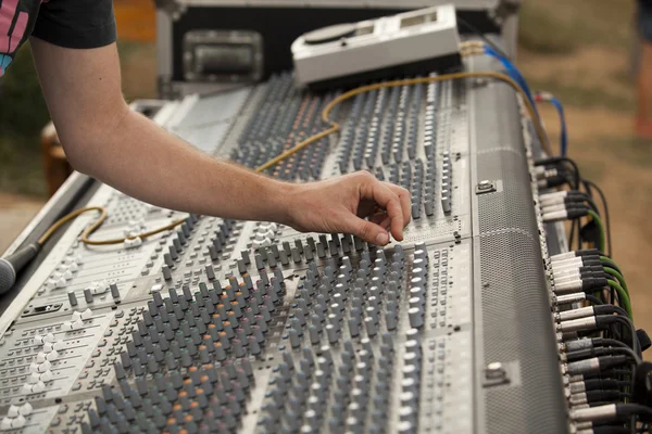 Mão sobre mixer música — Fotografia de Stock