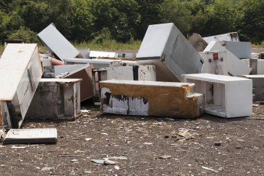 toplanan eski buzdolapları ve geri dönüştürülmesi için bekleyen