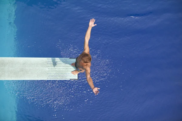 Se preparando para mergulhar em uma piscina — Fotografia de Stock