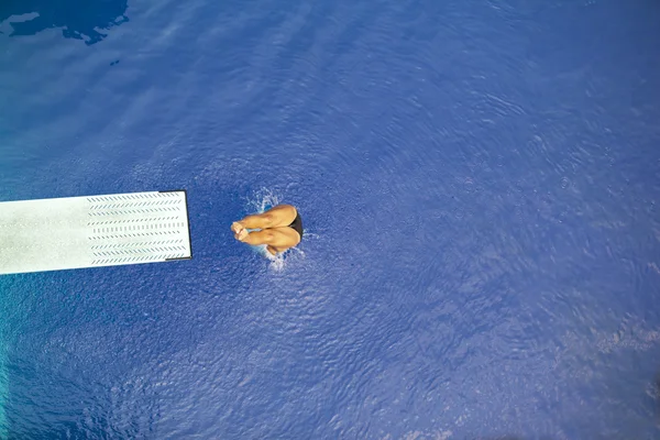 Sumergirse en el agua — Foto de Stock