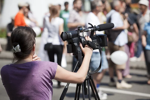 Berichterstattung eines Ereignisses mit einer Videokamera — Stockfoto