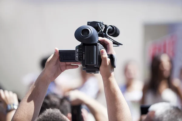 Täcker en händelse med en videokamera — Stockfoto