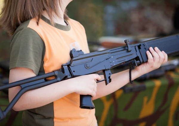 Boy with machine gun — Stock Photo, Image