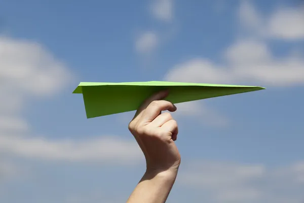 Grüner Papierflieger — Stockfoto