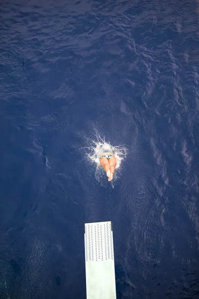 Diving into the water — Stock Photo, Image