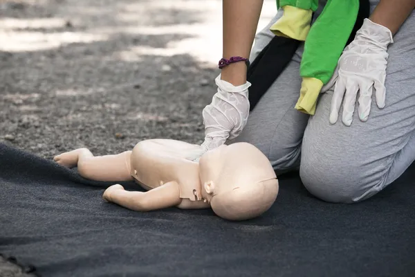 Mannequin bébé premiers soins — Photo