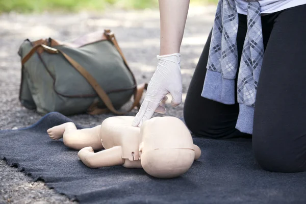 Erste Hilfe für Säuglinge — Stockfoto