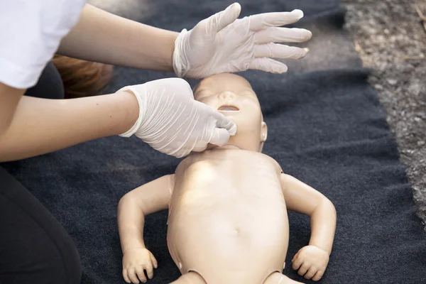 Mannequin bébé premiers soins — Photo