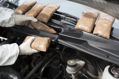 bir otomobilin motor bölmesi içinde uyuşturucu kaçakçılığı