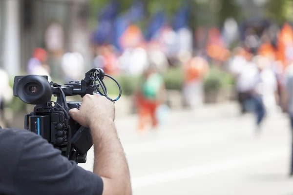 Berichterstattung eines Ereignisses mit einer Videokamera — Stockfoto
