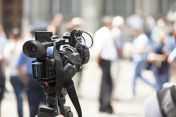 Aufnahme eines Ereignisses mit einer Videokamera — Stockfoto