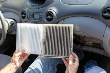 Kirli kabin polen hava filtresinin yerine araba koymak