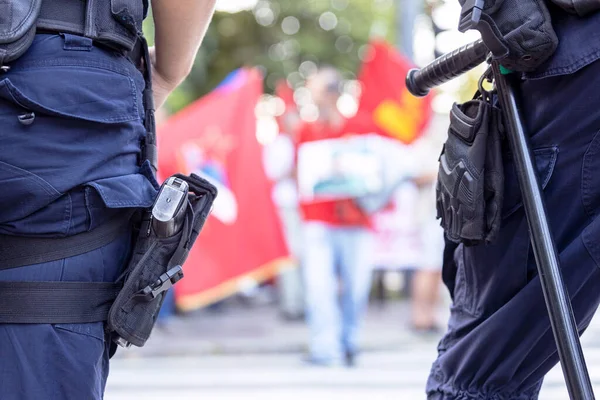 Policjanci Służbie Podczas Protestu Ulicznego Zamazani Protestujący Tle — Zdjęcie stockowe