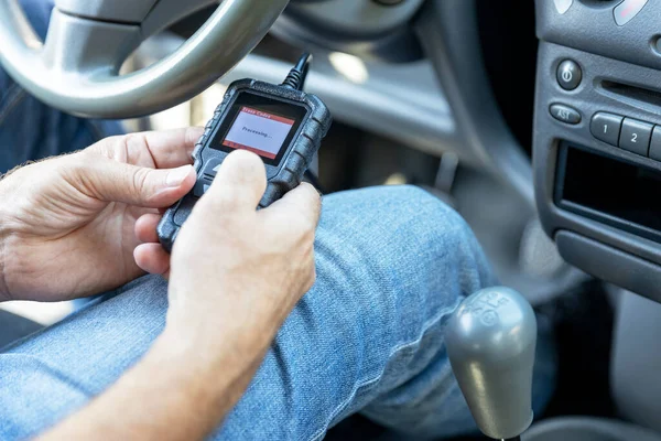 Utilizzando Lettore Codice Dell Automobile Diagnostica Ripristinare Codici Errore Spegnere — Foto Stock