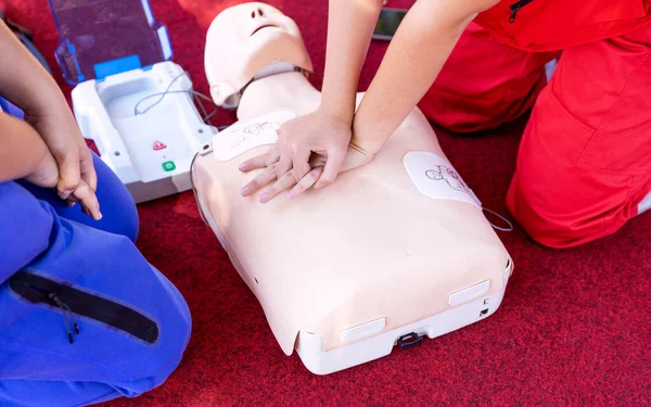 Otomatik Dış Defibrilatör Aygıtı Kullanarak Ilk Yardım Kalp Masajı Eğitimi — Stok fotoğraf