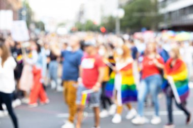 LGBT geçit töreninin tanınmayan katılımcılarının bulanık bir resmi. Neşeli gurur.