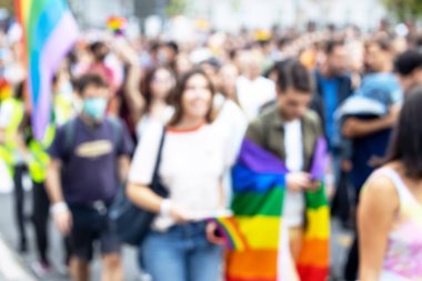LGBT geçit töreninin tanınmayan katılımcılarının bulanık fotoğrafı. Neşeli gurur.