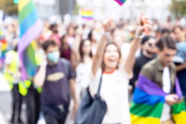 LGBT geçit töreninin tanınmayan katılımcılarının bulanık bir resmi. Neşeli gurur.