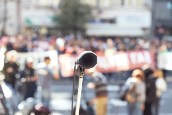 Fókuszban Mikrofon Elmosódott Tömeg Emberek Háttérben — Stock Fotó