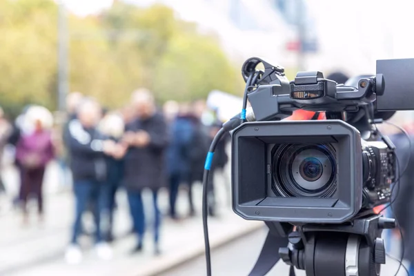 Kameralinse Fokus Verschwommene Personen Hintergrund — Stockfoto