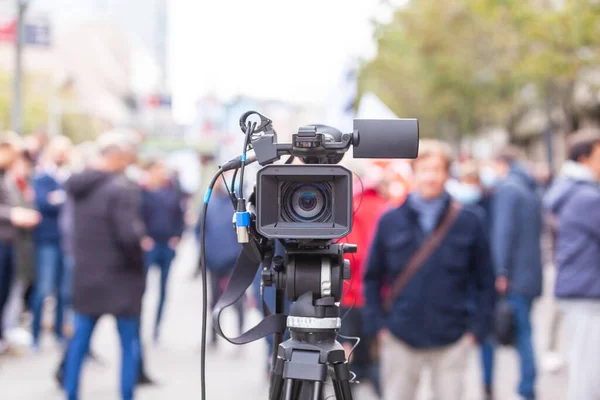 Lente Câmera Vídeo Foco Pessoas Desfocadas Fundo — Fotografia de Stock