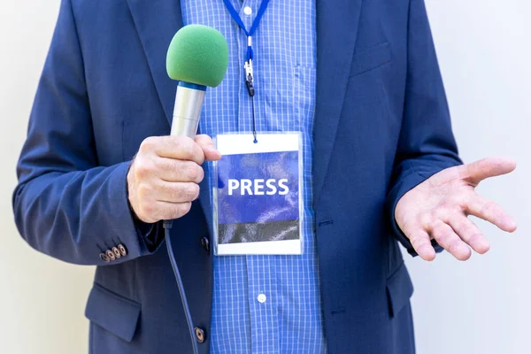 Mannelijke Verslaggever Met Perskaart Nieuwsconferentie Media Evenement Met Microfoon — Stockfoto