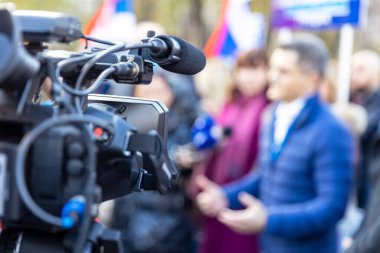 Video kamerayla medya etkinliği çekiyoruz. Haber ya da basın toplantısı.