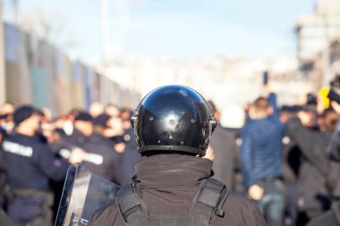Kalabalık protesto ya da gösteri sırasında çevik kuvvet polisi görev başında.