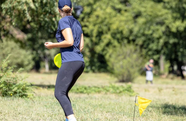 Młoda Kobieta Gra Latający Dysk Golf Gra Sportowa Przyrodzie — Zdjęcie stockowe