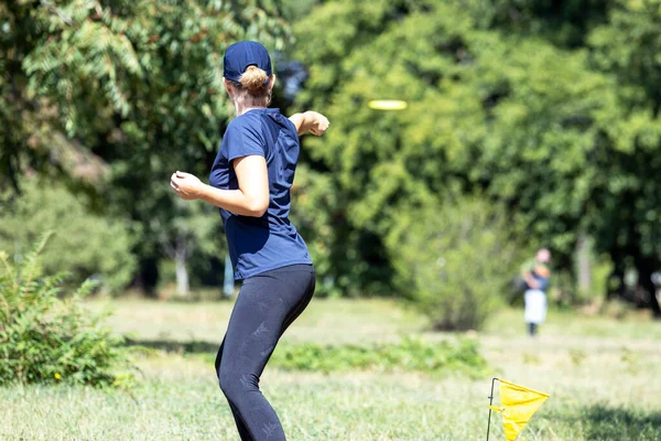 Mujer Joven Jugando Disco Volador Juego Golf Deporte Naturaleza — Foto de Stock