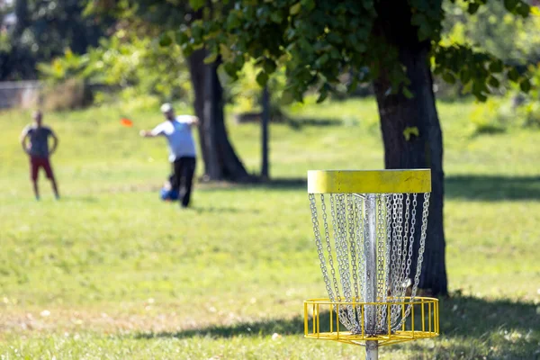 Menschen Spielen Fliegendes Discgolf Sportspiel Park — Stockfoto