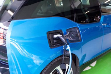 Bir elektrikli araç pilin şarj edilmesi